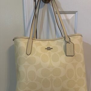 City Tote Bag In Signature Canvas